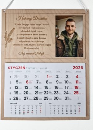 Drewniany kalendarz na Dzień Dziadka z grawerem i miejscem na zdjęcie.
